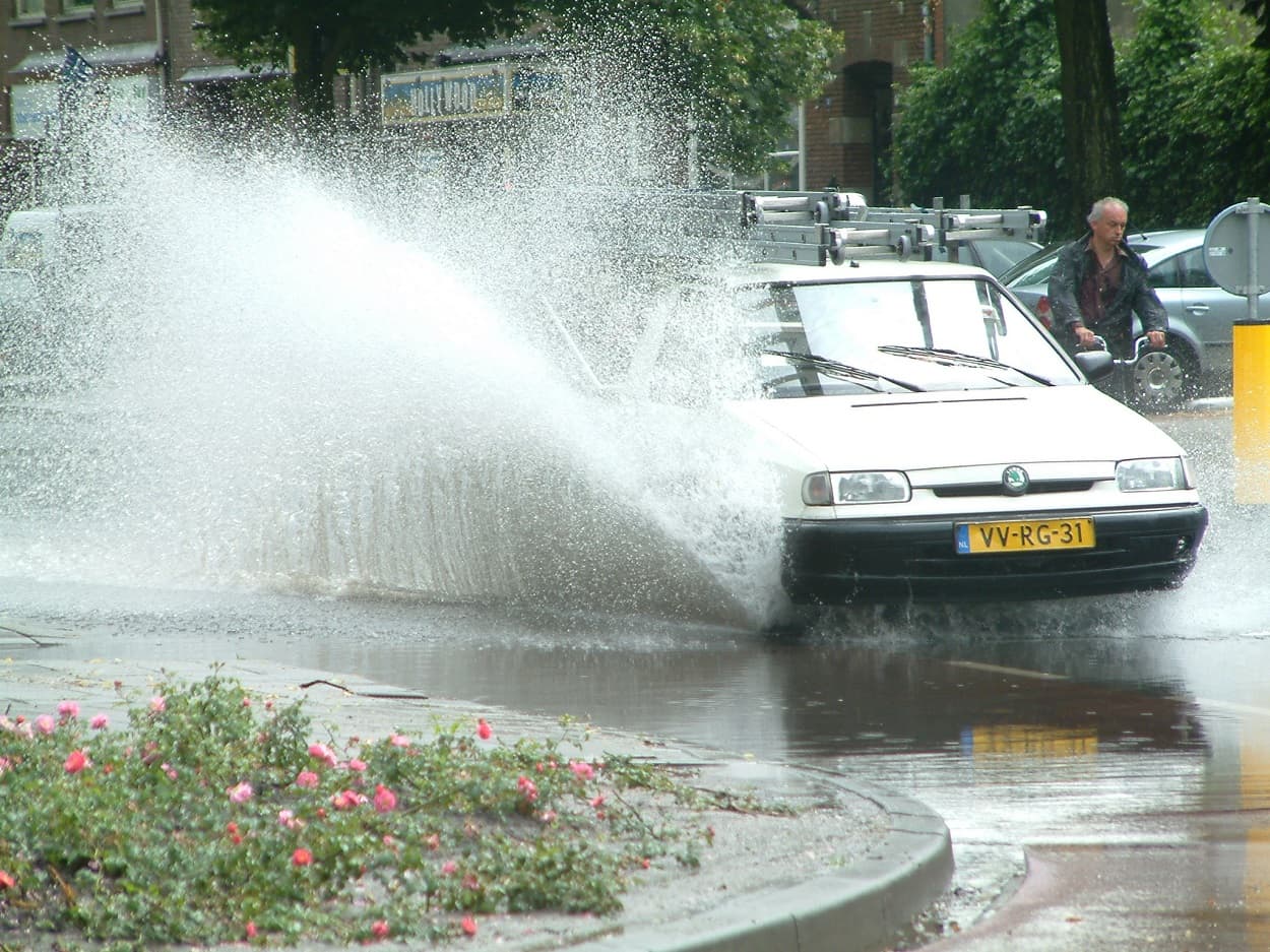 OR Iv Pers Witte Auto Veel Water