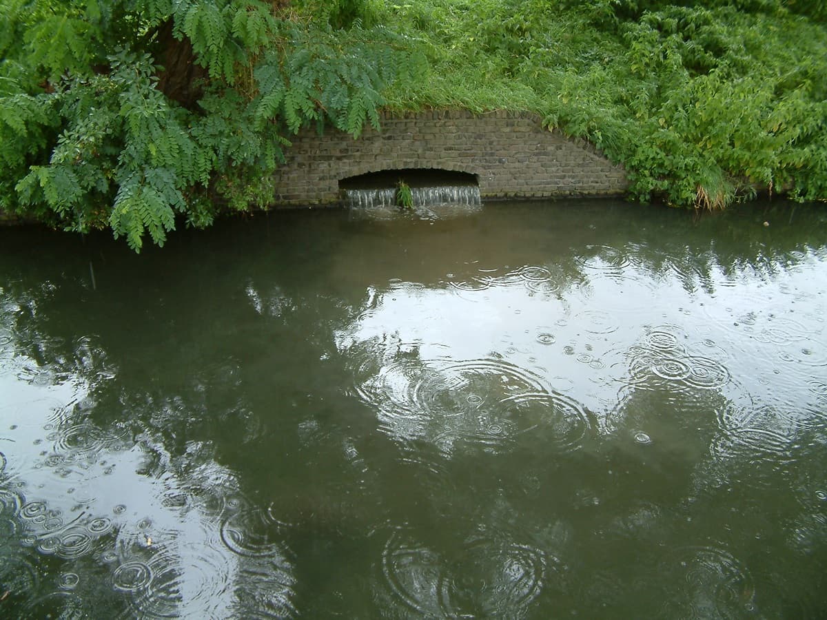 Foto Stichtingrioned UWWTD 20040915 ONK Werkende Gemetselde Overstort In Gracht 05 Tiel 1200Px